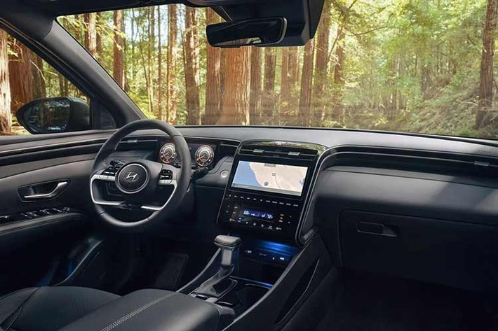 Tuy nhiên, Hyundai Santa Cruz vẫn có khả năng kéo tải nhiều hơn 450 kg so với Ford Maverick, đồng thời cung cấp tùy chọn động cơ tăng áp cho công suất mạnh mẽ hơn. Bên cạnh đó, Santa Cruz còn hứa hẹn mang lại sự thoải mái đáng kể khi sử dụng như một chiếc xe đi lại hằng ngày.