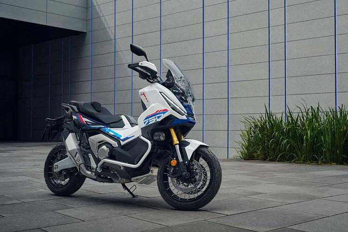 Phuộc trước USD đường kính 41 mm có thể điều chỉnh tải lò xo và độ hồi nén. Giảm xóc đơn phía sau, có thể điều chỉnh tải lò xo, gắn với gắp sau bằng nhôm thông qua hệ thống Pro-Link. Mâm trước 17 inch và mâm sau 15 inch sử dụng căm thép không gỉ, góp phần giúp X-ADV hấp thụ tốt các rung chấn từ địa hình xấu. Hệ thống phanh trước dùng cặp heo phanh bốn piston đối xứng gắn hướng tâm, đĩa thắng 296 mm.