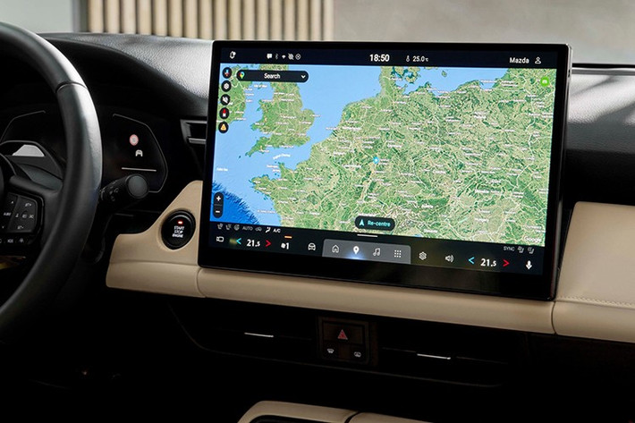 Trang bị tiêu chuẩn khác bao gồm vô lăng bọc da, điều hòa tự động hai vùng độc lập và hệ thống âm thanh 8 loa. Dù là phiên bản khởi điểm, CX-5 2.5 S vẫn sở hữu loạt công nghệ hỗ trợ lái đáng chú ý như nhận diện biển báo giao thông, ga tự động thích ứng Mazda Radar Cruise Control kèm hỗ trợ giới hạn tốc độ...