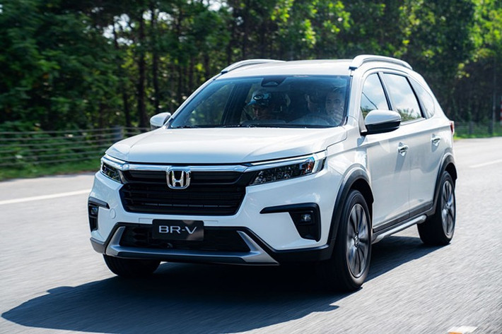 Honda BR-V cũng đang được áp dụng chương trình hỗ trợ lệ phí trước bạ 50%, tương đương mức giảm từ 31,5 - 42,3 triệu đồng. Dù vậy, mức giá sau ưu đãi của Honda BR-V vẫn cao hơn phần lớn các đối thủ trong cùng phân khúc.