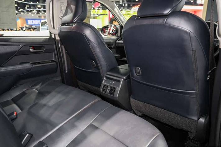 Một số phiên bản còn được trang bị hệ thống Multi-Terrain System với các chế độ lái địa hình như cát, bùn, đá hay tuyết, giúp tối ưu khả năng vận hành trong điều kiện khắc nghiệt. Hệ thống camera 360 độ tích hợp chế độ quan sát dưới gầm xe cũng hỗ trợ người lái dễ dàng kiểm soát địa hình.