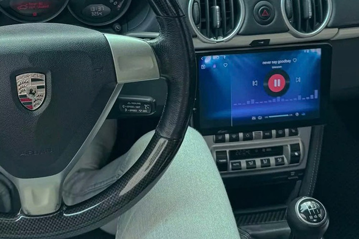 Các lỗ thông hơi ở hai bên của Boxster giờ đây lớn hơn, với các thanh ngang nổi bật hơn và có màu bạc kim loại, bất kể màu sơn của phần còn lại của xe. Các vòm bánh xe được mở rộng để cho phép bánh xe có đường kính lên tới 19 inch, lần đầu tiên đối với dòng Boxster.