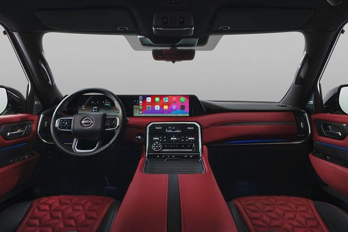 Điểm mạnh truyền thống của Pajero là khả năng chinh phục địa hình, và thế hệ mới được cho là tiếp tục trang bị hệ dẫn động bốn bánh Super Select 4WD-II. Hệ thống này cho phép người lái linh hoạt chuyển đổi chế độ vận hành tùy theo điều kiện mặt đường.