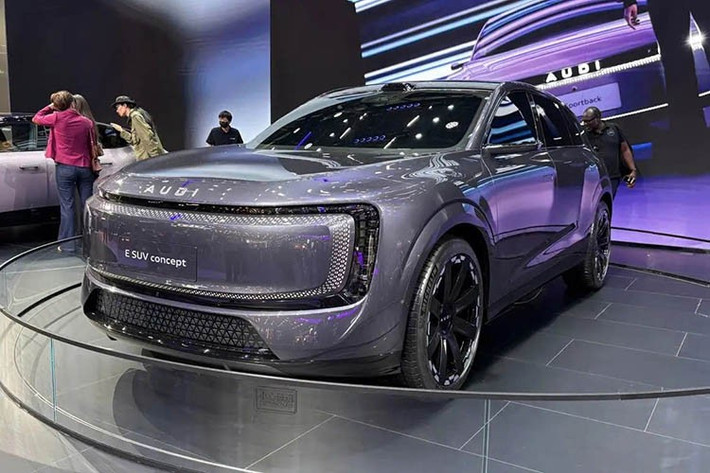 Cách đây hơn một năm, vào tháng 11/2024, hãng xe Đức Audi đã tuyên bố ra đời của… AUDI. Đó sẽ là một thương hiệu chỉ dành riêng cho thị trường Trung Quốc, không có logo bốn vòng tròn thường thấy của hãng xe Đức thay vào đó là tên thương hiệu được viết bằng bốn chữ cái in hoa.
