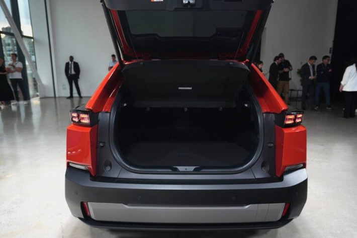 Phiên bản cơ sở của Subaru Uncharted 2026 sử dụng động cơ điện gắn trước công suất 221 mã lực, kết hợp pin 74,7 kWh cho phạm vi di chuyển ước tính trên 483 km. Xe hỗ trợ sạc nhanh DC qua cổng NACS, sạc từ 10% lên 80% chỉ trong 28 phút.