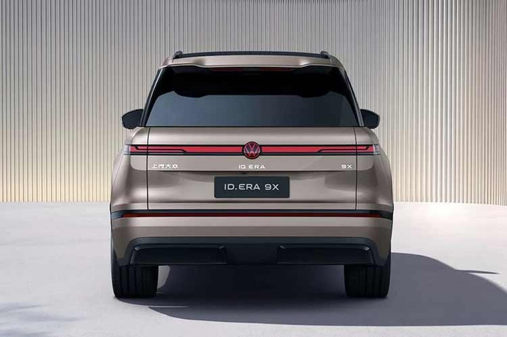 Volkswagen ID. Era 9X sở hữu tên gọi khá giống với mẫu SUV cũng thuộc phân khúc EREV của Zeekr. So với những người anh em đang bán trên toàn cầu như Volkswagen Atlas hay Touareg, Volkswagen ID. Era 9X lớn hơn nhiều, thậm chí còn dài hơn cả BMW X7. Xe sở hữu kích thước dài x rộng x cao lần lượt 5.207 x 1.997 x 1.810 mm và chiều dài cơ sở 3.070 mm.