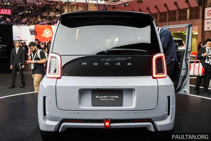 Xe cũng có đầy đủ gói an toàn chủ động Honda Sensing, bao gồm phanh khẩn cấp tự động, hệ thống kiểm soát hành trình thích ứng có tính năng dừng/chạy, hỗ trợ giữ làn đường và camera cập lề LaneWatch.