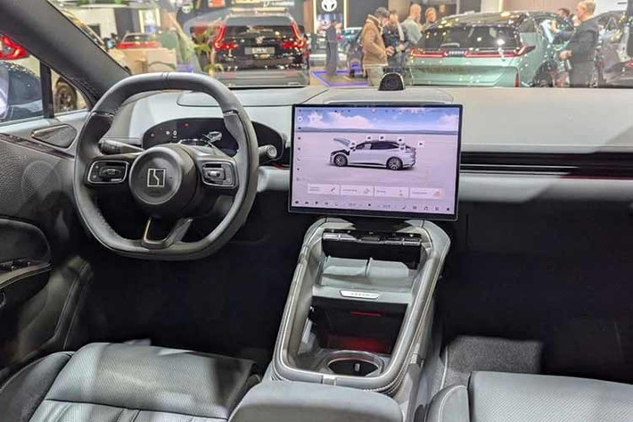 Được xây dựng trên nền tảng PMA+2 của Geely, xe có chiều dài 189,6 inch (4.817 mm), chiều rộng 81,5 inch (2.070 mm) và chiều cao 57,3 inch (1.456 mm), những tỷ lệ này đặt nó vào vị trí đối thủ cạnh tranh với mẫu xe Volkswagen ID.7 và Hyundai Ioniq 6. Tuy nhiên, 7GT, với ý định rõ ràng tham gia thị trường xe điện hạng sang, sẵn sàng cạnh tranh với BMW i5 M60 Touring hoặc Porsche Taycan Cross Turismo.