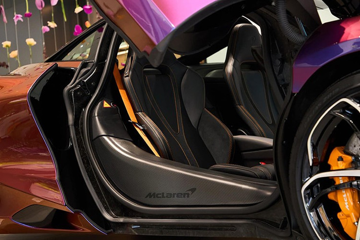 Xe vẫn được trang bị khối động cơ mã M840T V8 4.0L tăng áp kép nhưng McLaren đã có sự tinh chỉnh, giúp công suất trên siêu xe 750S đạt 740 mã lực và mô-men xoắn 800 Nm. Xe sử dụng hộp số tự động ly hợp kép 7 cấp và hệ dẫn động cầu sau, khả năng tăng tốc từ 0-100 km/h chỉ mất 2,8 giây trước khi đạt tốc độ tối đa 332 km/h.