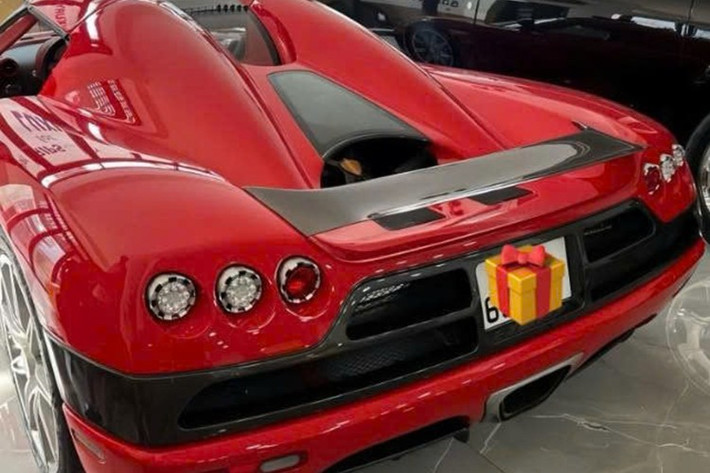 Mới đây 1 showroom siêu xe có tiếng ở Thành phố Hồ Chí Minh đã gây bất ngờ khi trưng bày chiếc siêu xe triệu đô Koenigsegg CCX độc nhất vô nhị tại thị trường Việt Nam, bên cạnh không ít siêu xe, xe siêu sang đẹp mắt khác nhưng tất cả đều bị lu mờ bởi siêu xe đến từ Thụy Điển.