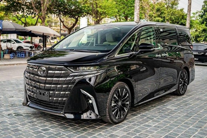 Cuối cùng là Toyota Alphard với 38 xe bán ra, tăng tới 72,7% so với kết quả 22 xe ở tháng trước. Sức tăng trưởng của mẫu xe có giá lăn bánh tới 5 tỷ đồng phần nào cho thấy, dường như quan niệm kiêng kỵ mua xe tháng Ngâu không ảnh hưởng tới giới nhà giàu.