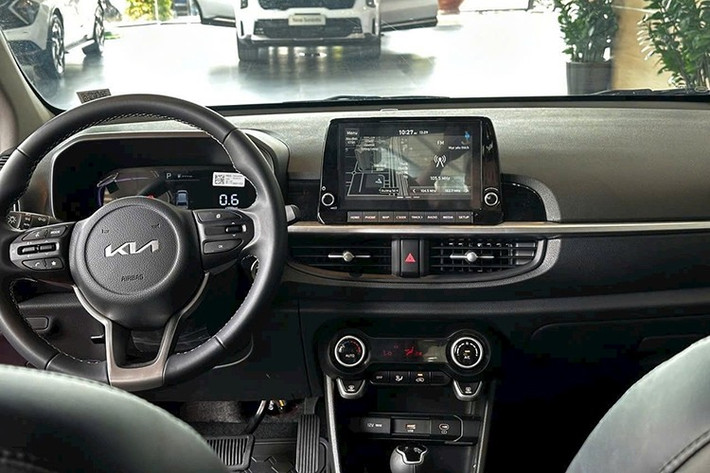 Không chỉ ngoại thất mà nội thất của Kia Morning 2025 cũng được thổi làn gió mới. Tại đây, xe sở hữu màn hình thông tin giải trí dạng cảm ứng 8 inch, hỗ trợ kết nối Apple CarPlay/Android Auto không dây, hệ thống âm thanh 6 loa và điều hòa tự động duy nhất phân khúc.