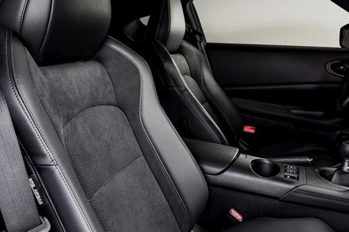 Nội thất có một chút thay đổi, như logo "Z" chiếu sáng tại bậc cửa, thảm sàn có logo và các gói nâng cấp cơ khí tập trung vào trải nghiệm người lái. Heritage Edition có sẵn với phiên bản Performance, gồm: hệ thống treo thể thao, vi sai hạn chế trượt.