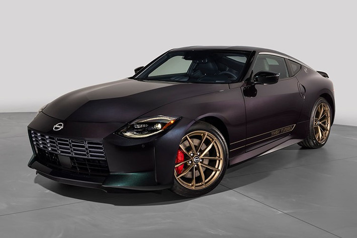 Sau 18 năm sản xuất với gần 48.000 chiếc được bán ra toàn cầu, chiếc Nissan GT-R R35 cuối cùng đã lăn bánh khỏi nhà máy sản xuất tại Nhật Bản. Đó là khoảnh khắc xúc động đối với các tín đồ, thậm chí cả Nissan, hãng đã phát hành một video tri ân R35 khi khép lại hành trình đầy ấn tượng này.