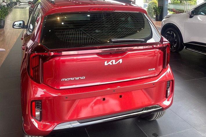 Mức giá xe Kia Morning 2025 tại Việt Nam có 2 phiên bản là AT và GT-Line lần lượt là 439 triệu và 469 triệu đồng. Như vậy, so với xe đời cũ, Morning mới đã tăng giá đáng kể, không còn mức khởi điểm dưới 400 triệu đồng.