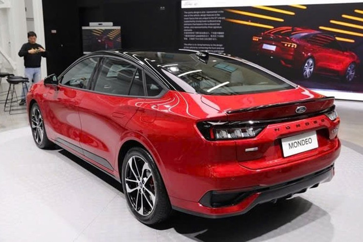 Những đường gân dập nổi vẫn được giữ lại ở khu vực sườn xe. Thay đổi duy nhất ở khu vực này là các bộ mâm hợp kim mới. Ở phía sau, Ford Mondeo 2026 sở hữu cụm đèn hậu được thiết kế lại với đồ họa hiện đại.
