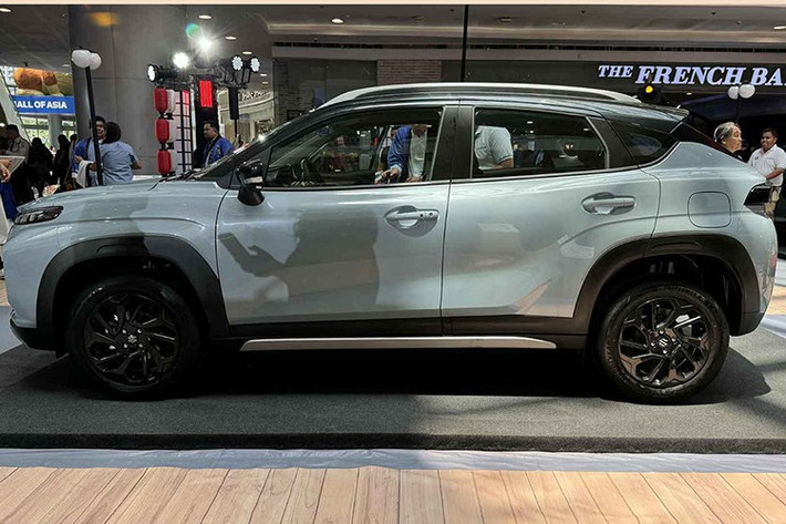 Kích thước tổng thể của Fronx lần lượt là 3.995 x 1.765 x 1.550 mm, chiều dài cơ sở 2.550 mm, trọng lượng không tải 2.275 kg. Dung tích khoang hành lý đạt 304 lít khi ghế sau dựng thẳng.