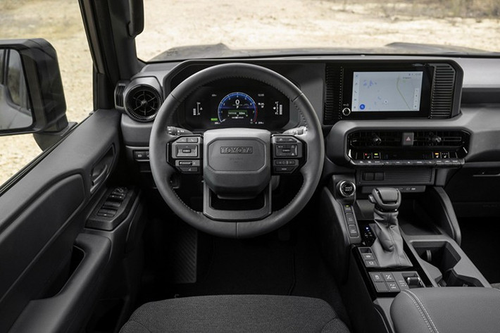 Ở vị trí cao hơn, Land Cruiser 2026 cũng sử dụng cùng hệ truyền động, có giá khởi điểm 63.275 USD, tăng từ mức 61.470 USD của đời trước. Khi cộng thêm các loại phí, mức giá trước khi chọn thêm trang bị lên tới 64.770 USD.