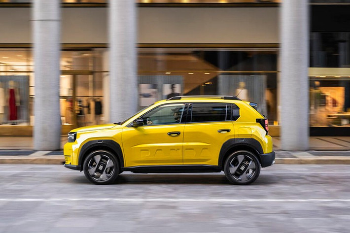 Fiat Grande Panda 2025 ra đời như một phiên bản "nhái" của Panda vào năm ngoái và cho đến tuần này, xe đã có thể đặt hàng với hai lựa chọn hệ truyền động hybrid và điện. Nhưng giờ đây, chúng đã được bổ sung thêm hệ truyền động thứ ba và cũng là hệ truyền động cuối cùng được hình dung cho dòng xe này, hệ truyền động chạy xăng.