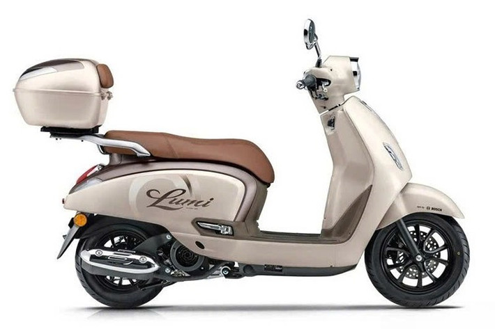 Được phát triển bởi đội ngũ thiết kế nữ, Haojue Lumi 125 mang phong cách cổ điển kết hợp hiện đại, lấy cảm hứng từ các mẫu xe châu Âu. Thiết kế với các đường nét bo tròn, tinh tế tạo nên tổng thể mềm mại, nữ tính nhưng vẫn sang trọng.