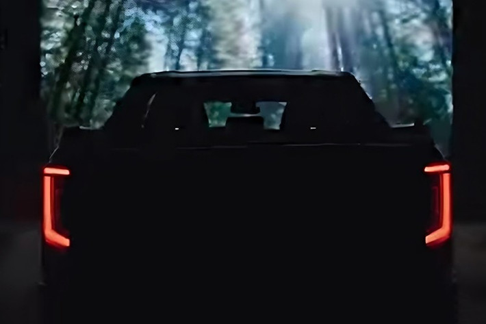 Về ngoại hình, mẫu xe bán tải Toyota Hilux TRAVO 2026 vẫn giữ lại một số đường nét quen thuộc ở phần khung giữa thân xe và khung cửa sổ, song phần đầu và đuôi xe đã được thiết kế lại hoàn toàn.