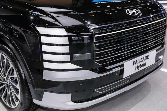 Tại Hàn Quốc, Palisade là một trong những mẫu SUV gia đình được ưa chuộng nhất. Doanh số năm 2025 tại thị trường này đạt 59.506 xe, đứng thứ hai toàn cầu chỉ sau Mỹ. Đáng chú ý, phiên bản hybrid chiếm tới 64% doanh số, tương đương 38.112 xe, cho thấy sự thay đổi rõ rệt trong lựa chọn của người tiêu dùng.