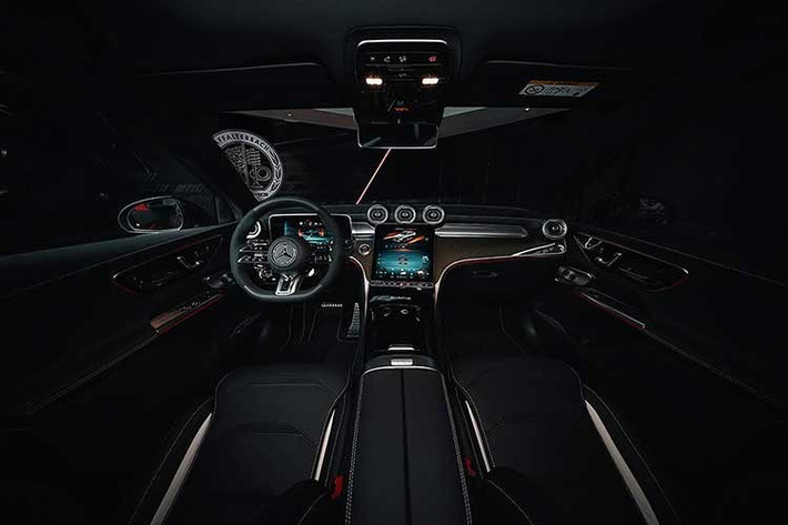 Sức mạnh được truyền qua hộp số tự động 9 cấp và hệ dẫn động bốn bánh toàn thời gian biến thiên hoàn toàn, có thể dồn toàn bộ lực kéo về bánh sau khi điều kiện cho phép. Đây là mẫu SUV đầu tiên của Mercedes-AMG có bộ vi sai hạn chế trượt cầu sau điều khiển điện tử tùy chọn. Nếu được trang bị thêm gói AMG Dynamic Plus, xe sẽ có chế độ drift, giá đỡ động cơ chủ động và cùm phanh màu đỏ.