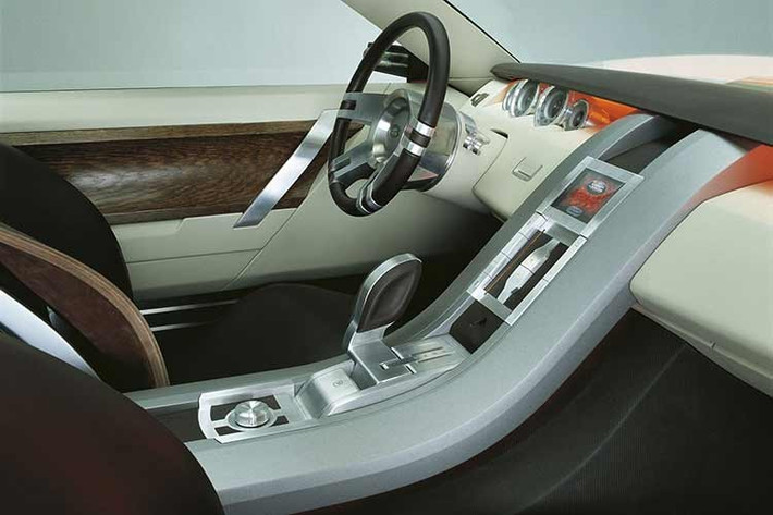 Cửa hậu dạng chia đôi giúp dễ dàng tiếp cận khoang hành lý, với phần trên mở lên trên và phần dưới mở xuống dưới, giống như trên Range Rover Sport. Đèn pha sử dụng thấu kính thủy tinh "như băng vụn" và bóng đèn bi-xenon. Đèn pha hình kim cương có thể xoay theo vô lăng để tăng khả năng quan sát khi vào cua.