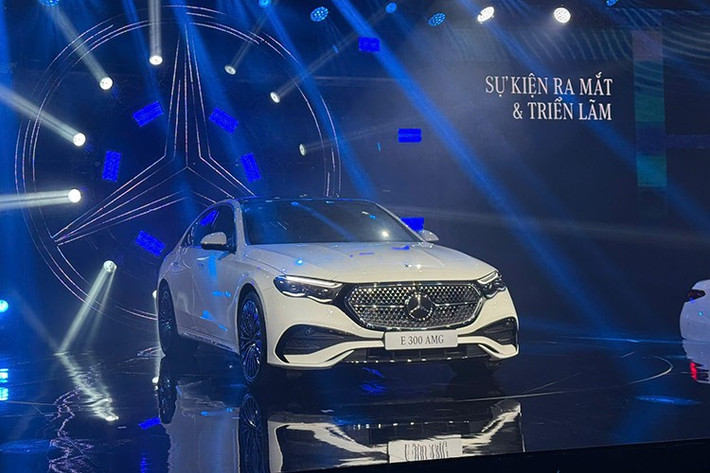 Thế hệ mới của E-Class thay đổi toàn diện từ ngoài vào trong. Kích thước xe nhỉnh hơn thế hệ cũ, với thông số tổng thể 4.949 x 1.948 x 1.469 mm. Trục cơ sở của xe là 2.961 mm. Thiết kế ngoại thất xe khác biệt đời cũ với cụm đèn trước nối liền lưới tản nhiệt lớn.