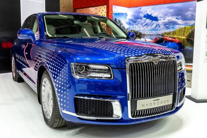 Aurus Hydrogen 2026 mới là mẫu sedan hạng sang đầu tiên của nước Nga được trang bị pin nhiên liệu hydro. Xe được phát triển dựa trên nền tảng Aurus Senat, vốn là dòng xe phục vụ các lãnh đạo cấp cao của Nga trong đó có Tổng thống Putin, nay được chuyển đổi sang cấu hình thân thiện môi trường hơn.
