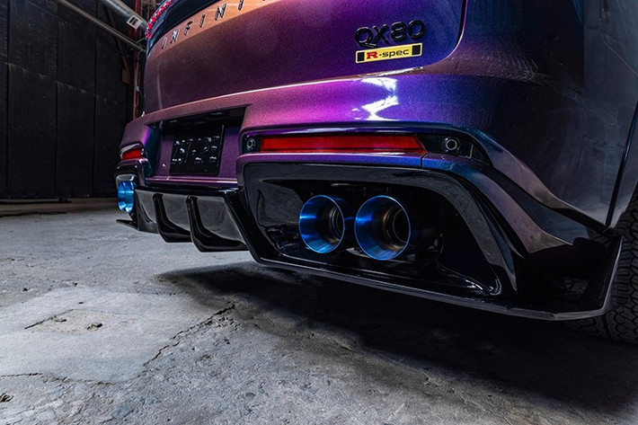Đĩa phanh carbon ceramic kết hợp hệ thống treo coilover MCS điều khiển 3 chiều cùng lò xo ERS. Infiniti QX80 R-Spec sở hữu khuếch tán gió cản phía sau hoàn toàn mới, có hệ thống ống xả kép với ống xả viền xanh titanium như Nissan GT-R.