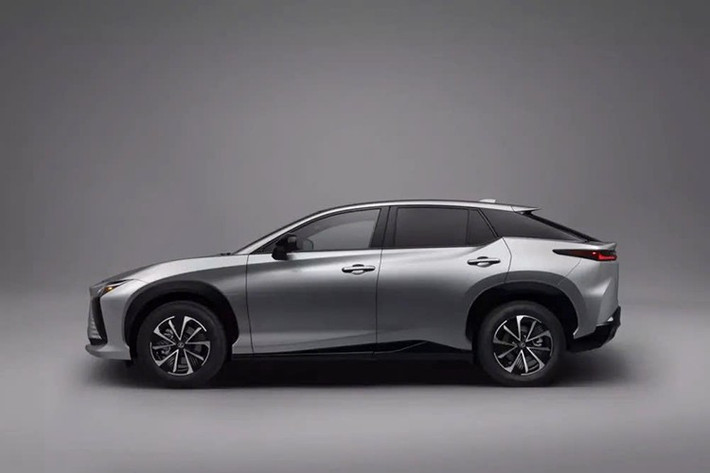 Bên cạnh đó còn có một dòng sản phẩm mới được mở rộng với công suất lớn hơn, hiệu suất cao hơn và hiệu suất động lực học được cải thiện, trong khi việc tối ưu hóa hệ thống pin điện giúp tăng phạm vi hoạt động và rút ngắn thời gian sạc.