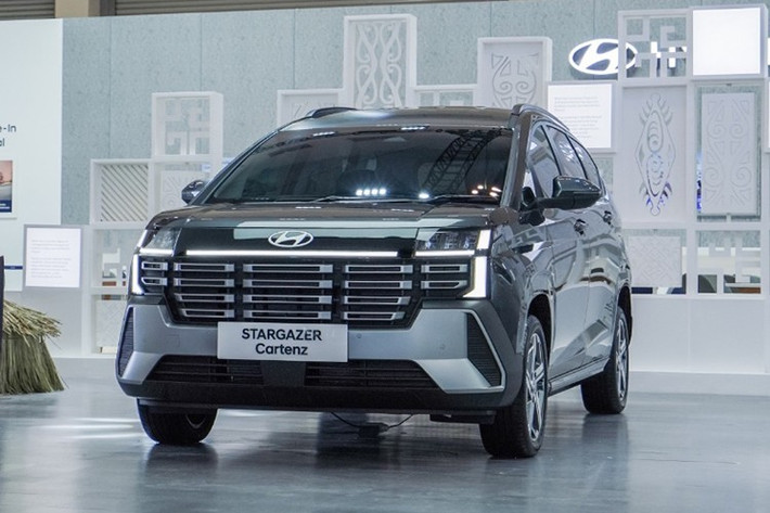 Theo đó, Hyundai Stargazer Cartenz và Cartenz X 2025 mới sở hữu thiết kế cứng cáp và hiện đại với phần đầu và đuôi xe được tái thiết kế hoàn toàn. Khoang nội thất cũng được nâng cấp mạnh mẽ, mang hơi hướng của các dòng xe cao cấp.