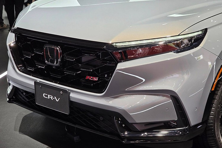 Phía sau xe được tinh chỉnh nhẹ với cụm đèn hậu LED hình chữ "L" nằm ngang và ống xả đôi đặt đối xứng. Thiết kế này giúp CR-V e:HEV RS Black Edition vừa giữ được dáng vẻ cơ bắp đặc trưng, vừa toát lên nét hiện đại và cao cấp hơn.