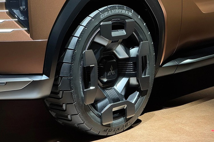 Khoang nội thất là điểm nhấn quan trọng, hướng đến trải nghiệm sang trọng và kết nối. Xe có cấu hình 6 chỗ ngồi linh hoạt, trong đó hàng ghế trước có thể xoay ngược 180 độ để tạo thành không gian sinh hoạt chung.