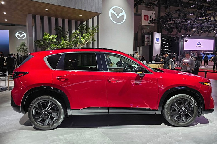 So với thế hệ trước, Mazda CX-5 2026 mang dáng vẻ thanh thoát và hiện đại hơn, phản ánh hướng thiết kế “Kodo - Linh hồn của chuyển động” được tinh chỉnh theo xu hướng sang trọng. Thân xe được kéo dài, tỷ lệ cân đối hơn, tạo cảm giác gần với các mẫu SUV cao cấp châu Âu.