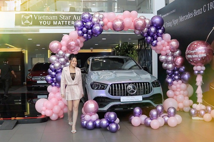 Chiếc SUV hạng sang hiệu năng cao Mercedes-AMG GLE 53 4Matic+ Coupe được Ngân 98 đưa về vào cuối năm 2021. Xe nổi bật với ngoại thất màu xanh, nhiều chi tiết được cá nhân hóa theo phong cách thể thao.