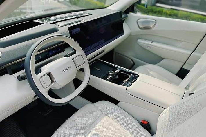 Với kích thước này, tân binh 900 nhà Lynk &amp; Co nghiễm nhiên đứng chung hàng ngũ với những mẫu SUV cỡ lớn danh tiếng như Mercedes-Benz GLS hay Lexus LX 600. Trục cơ sở dài không chỉ mang đến vẻ ngoài uy nghi mà còn mở ra một không gian nội thất cực kỳ rộng rãi, hứa hẹn đáp ứng tối đa nhu cầu của nhóm khách hàng ưu tiên sự thoải mái và quyền uy trên đường phố.