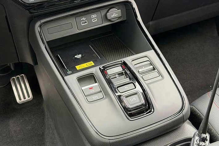 Đáng tiếc, hàng ghế trước của xe vẫn thiếu tính năng thông gió. Biến thể hybrid của mẫu SUV Nhật Bản này chỉ chứa được tối đa 5 người thay vì 7 như các bản thuần xăng, do phải nhường không gian cho hệ thống pin cao áp.