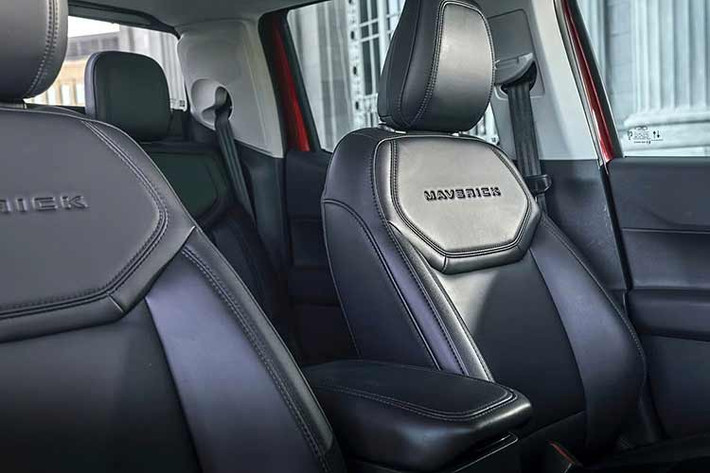 Giá khởi điểm của Ridgeline là 40.795 đô la, chưa bao gồm phí vận chuyển và các loại thuế khác, đưa nó lên vị trí cao nhất trong phân khúc xe cỡ trung về giá cả. Nhưng bù lại, bạn sẽ nhận được những trang bị tiêu chuẩn xứng đáng với mức giá bán lẻ đề xuất của nhà sản xuất hơi cao, bắt đầu từ cửa hậu hai chức năng và hệ dẫn động bốn bánh i-VTM4.