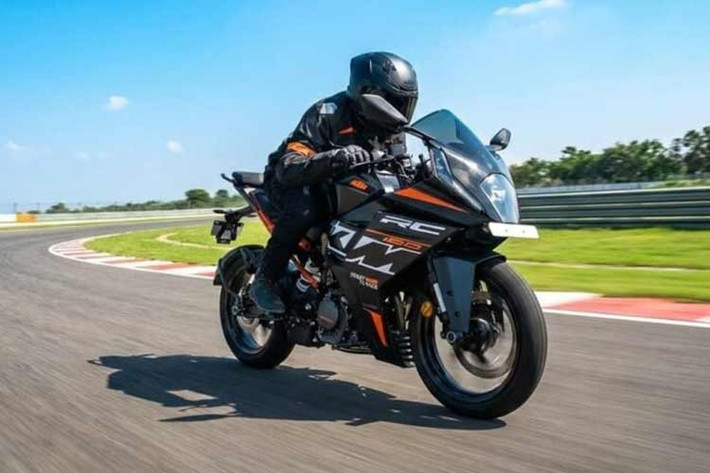 So với Yamaha R15, KTM RC 160 nổi bật do được trang bị hệ thống ABS hai kênh tiêu chuẩn, cùng với chế độ Supermoto cho phép phanh khoá bánh sau để dễ thực hiện các kỹ thuật như drift hơn.