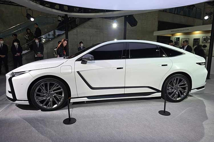 Ở thế hệ mới, mẫu xe sedan hạng sang Lexus ES được phát triển với hai tùy chọn động cơ hoàn toàn bằng điện (BEV), hướng đến xu hướng xe không phát thải đang gia tăng mạnh mẽ tại khu vực Đông Nam Á.