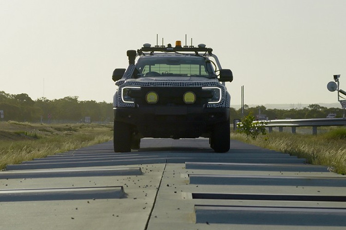 Việc sử dụng robot lái thử là điều tất yếu, bởi theo đại diện Ford, không có con người nào có thể chịu đựng nổi chuỗi bài kiểm tra liên tục kéo dài 24/7 với cường độ “tra tấn” cao tại đường thử Silver Creek – nơi nổi tiếng với hơn 300 chướng ngại vật được bố trí ngẫu nhiên để mô phỏng các điều kiện địa hình khắc nghiệt nhất trong thực tế.