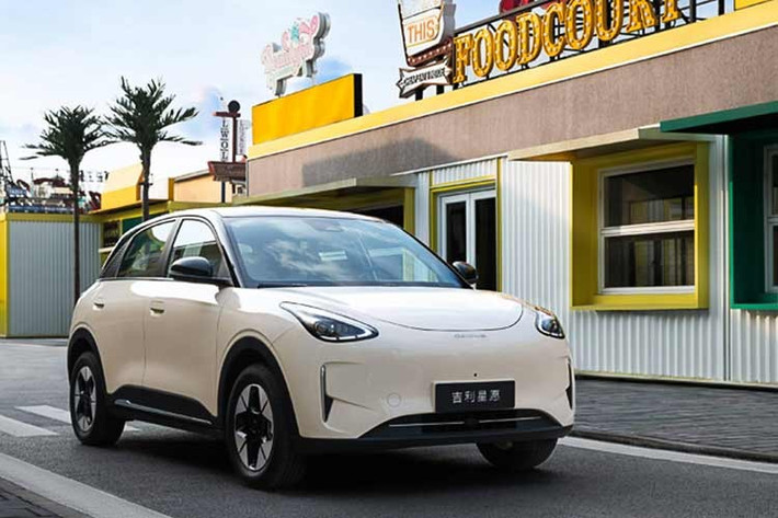 Chery QQ3 EV mở đặt trước từ ngày 7/2 và nhanh chóng thu hút 27.319 đơn chỉ trong ba giờ đầu tiên. Khách hàng có thể đặt cọc 99 nhân dân tệ (376.000 đồng), sẽ được quy đổi thành ưu đãi 999 nhân dân tệ khi xe chính thức mở bán. Giá bán chính thức chưa được công bố, song giới quan sát dự đoán QQ3 EV sẽ nằm trong khoảng 70.000 – 110.000 nhân dân tệ (khoảng 266 - 418 triệu đồng).