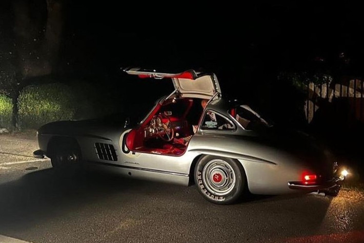 Nếu chiếc xe Mercedes-Benz 300 SL Gullwing hàng độc siêu hiếm này ra biển số Việt Nam, giá có thể lên đến 100 tỷ đồng, nhưng hiện chưa rõ xe ra biển nước nào, và ai là người sở hữu.