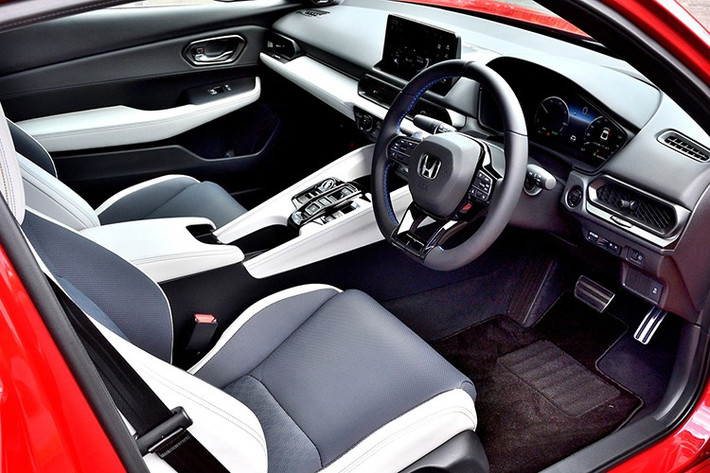 Nội thất được hoàn thiện với phối màu xanh-trắng, logo Prelude thêu nổi và các vật liệu mềm cao cấp. Thiết kế dạng liftback cho phép mở rộng không gian chứa đồ, kết hợp hàng ghế gập 60:40 và sàn khoang hành lý phụ.