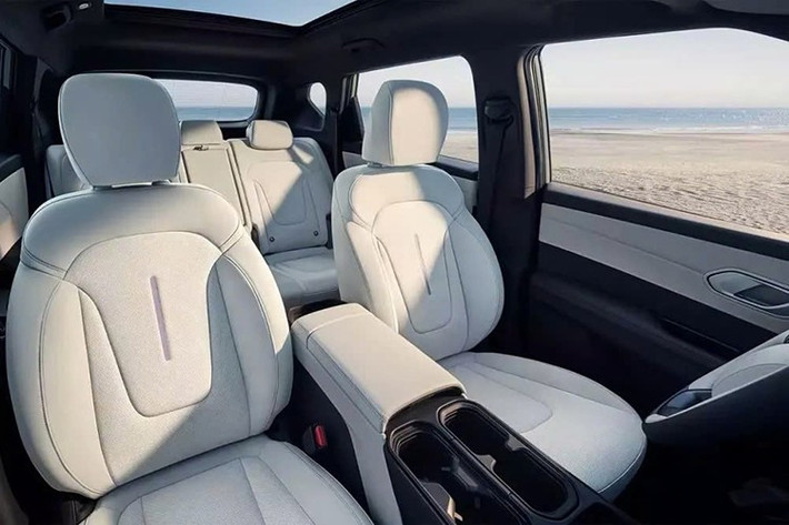 Tại thị trường Trung Quốc, mẫu SUV điện này có cả phiên bản dẫn động cầu trước (FWD) và dẫn động bốn bánh toàn thời gian (AWD). Phiên bản FWD sử dụng một mô-tơ điện EM16 với công suất tối đa 160 kW.