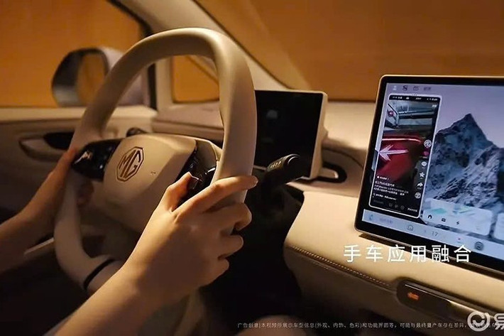 Xe hợp tác cùng hệ sinh thái OPPO Smart Mobility, hỗ trợ các tính năng như điều khiển xe bằng giọng nói qua điện thoại, kết nối xe-điện thoại không cần cảm biến, đồng bộ ứng dụng điện thoại, điều hướng bằng cách lắc điện thoại, tích hợp trí thông minh nhân tạo AI,...