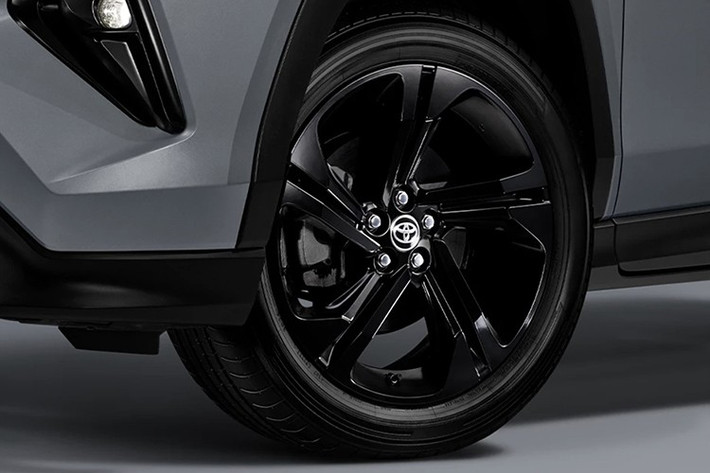 Mui xe cũng được phối màu đen tạo hiệu ứng tương phản nổi bật với màu sơn mới Cement Grey Metallic – một tùy chọn màu độc quyền chưa từng xuất hiện trên Yaris Cross trước đây.