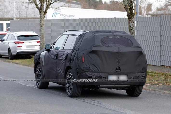 Nhưng chúng ta có thể hình dung khá rõ về diện mạo của nó, đầu tiên xe có thiết kế hướng vuông vức, giống như người anh em lớn hơn của nó, Santa Fe, cụm đèn hậu LED có thể nằm ngang, và đèn pha tròn đặt thấp như bản cũ, nhưng tổng thể thiết kế sẽ khác biệt với xe đang bán trên thị trường.